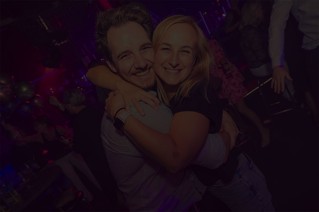 Lachende gasten op de foto tijdens een feest in Willy’s Moustache